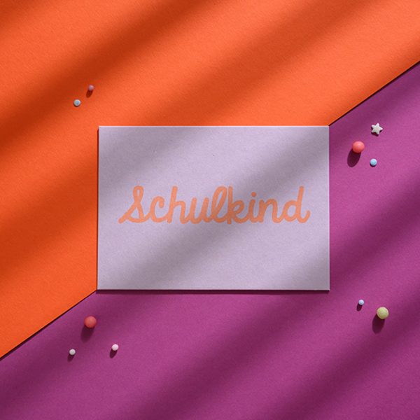 Postkarte - Schulkind in Flieder