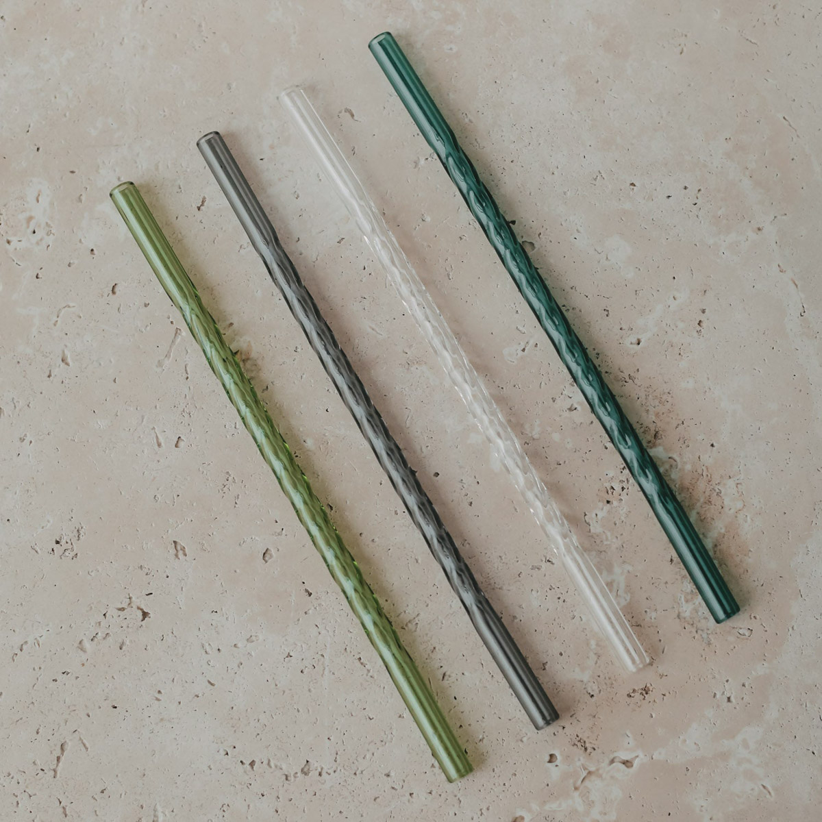 Einzelner gedrehter Strohhalm aus Glas
