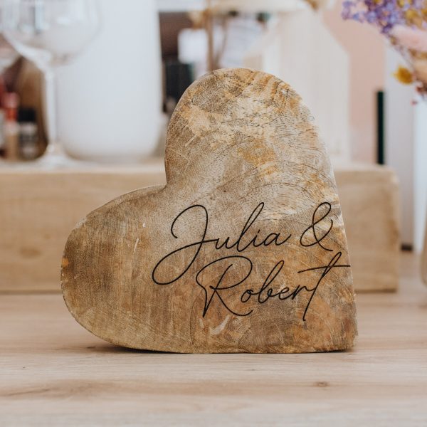 Brautpaar Fine Script - Personalisiertes Herz aus Mangoholz