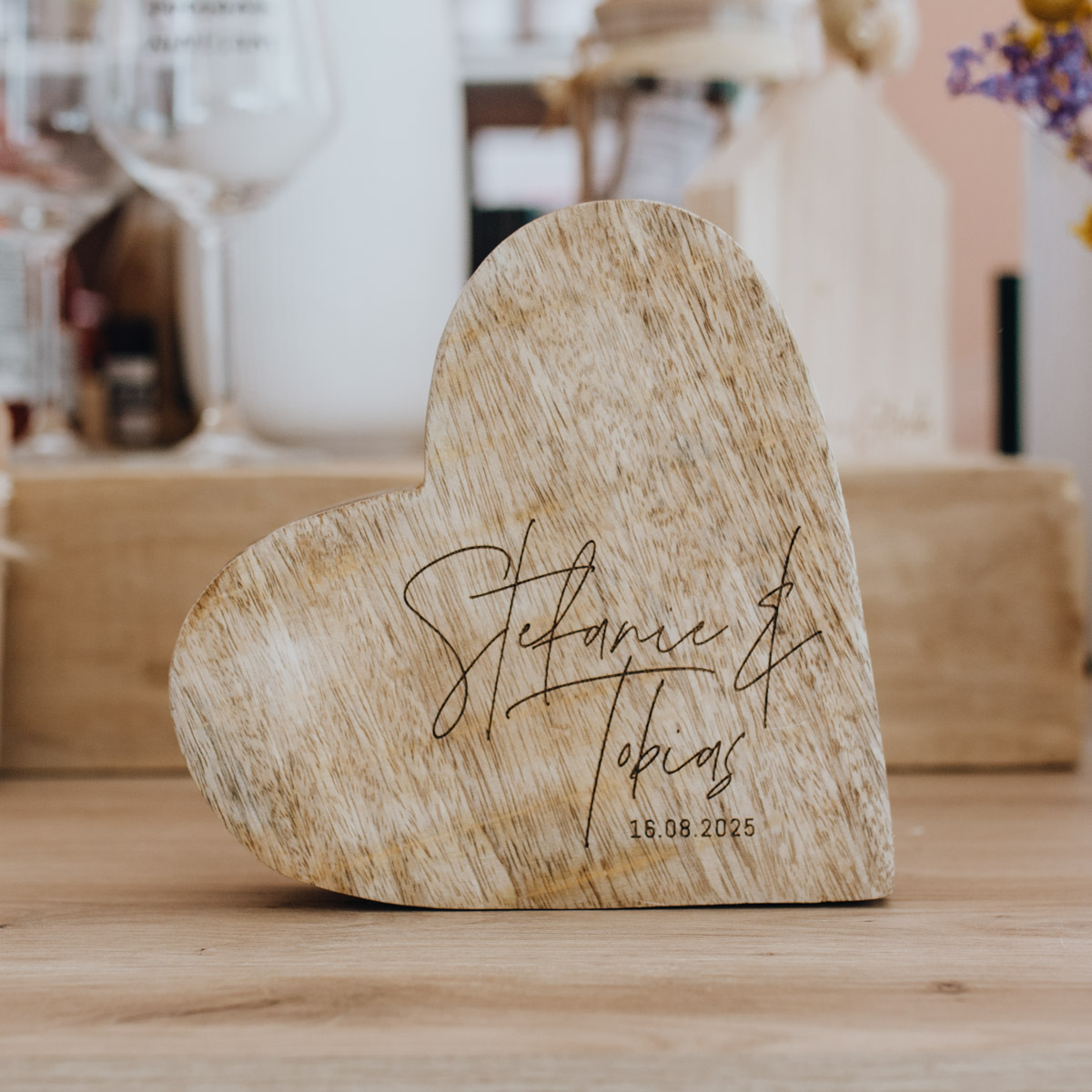 Brautpaar Modern - Personalisiertes Herz aus Mangoholz