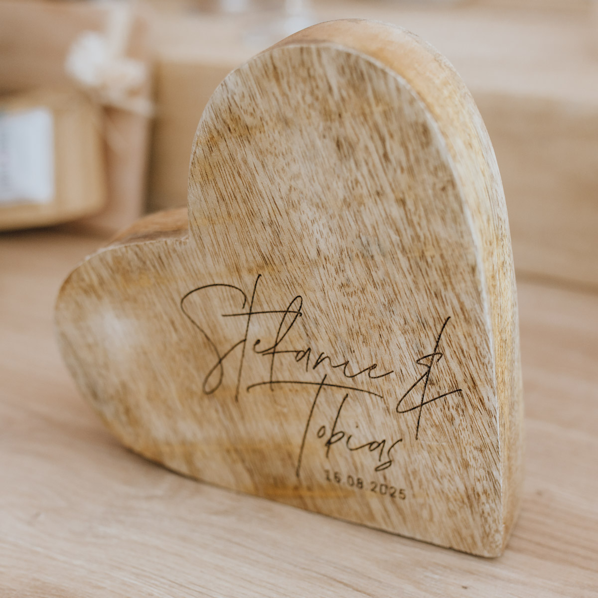 Brautpaar Modern - Personalisiertes Herz aus Mangoholz – Bild 3