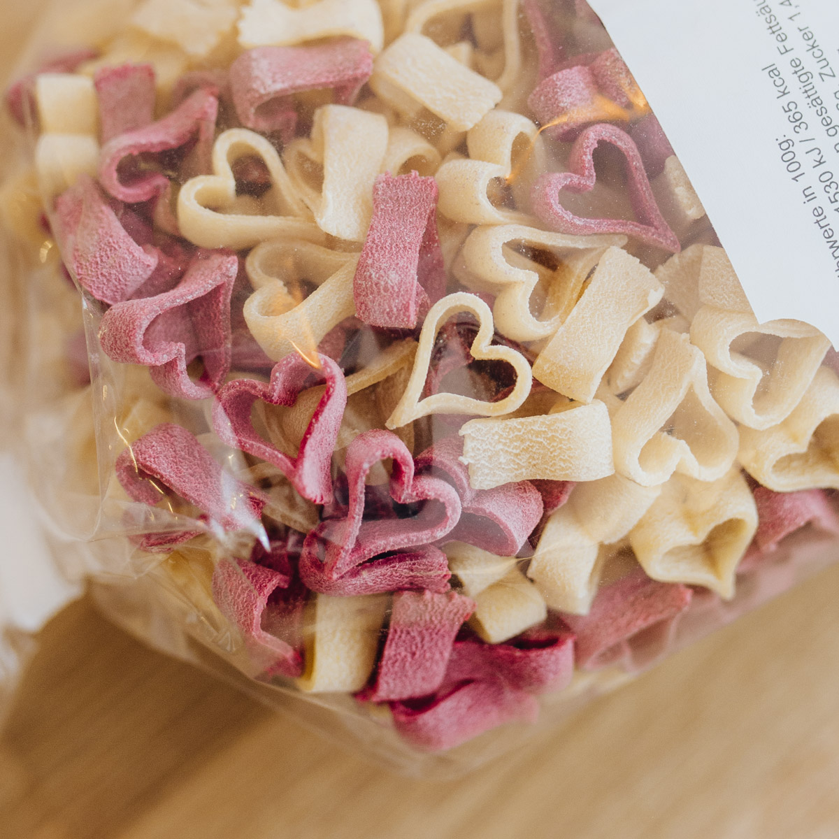 mabery-onlineshop-concept-store-geschenkeladen-geschenke-geschenkidee-feinkost-pasta-nudeln-jettinger-genusslädle-herznudeln-dreifarbig-9