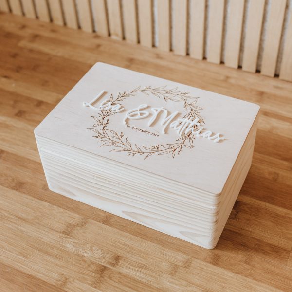 Brautpaar mit Blätterkranz - Personalisierte Holzbox mit Klappdeckel