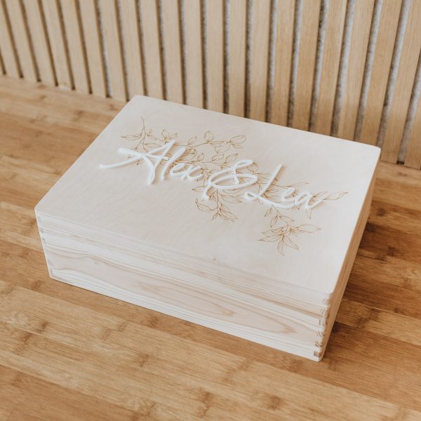 Brautpaar mit Zweig - Personalisierte Holzbox mit Klappdeckel